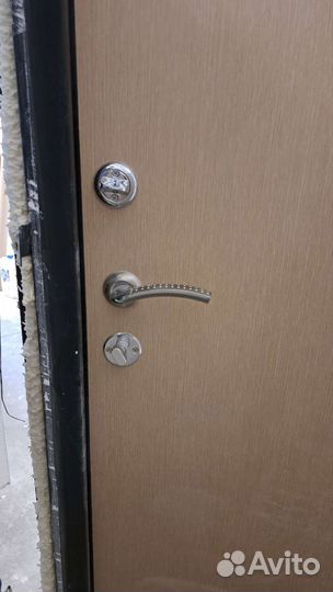 Дверь входная металлическая от застройщика