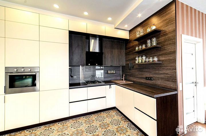 Угловая в потолок кухня на заказ