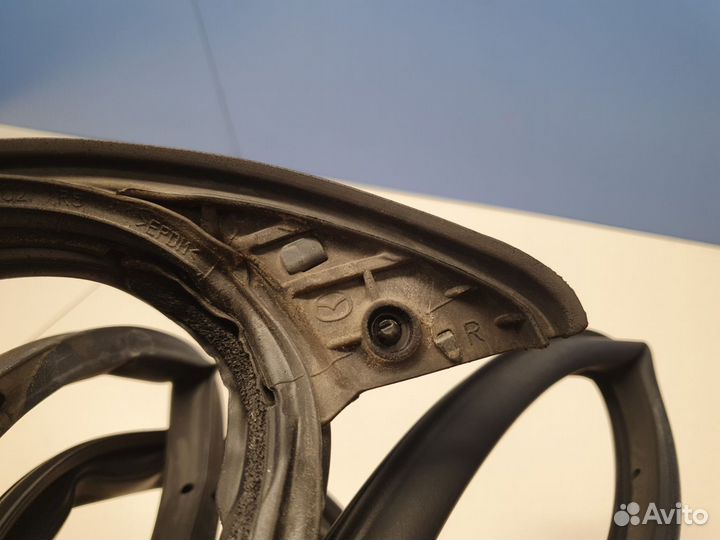 Уплотнитель двери передней правой Mazda 3 BL 2009-2013