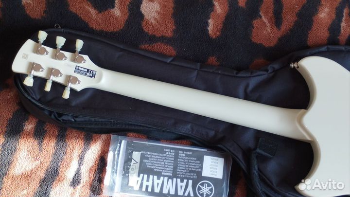 Yamaha Revstar Element RSE20 Vintage White