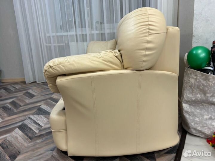 Кожаный диван