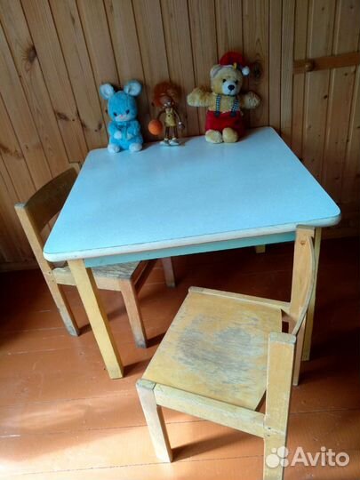 Детский стол и 2 стульчика