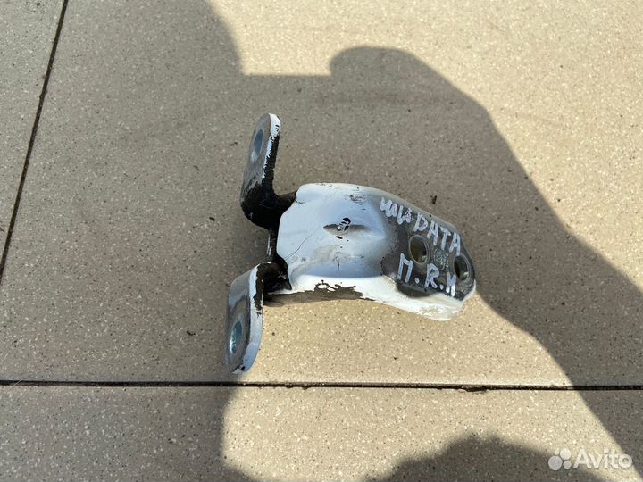 Петля двери передняя правая нижняя Kia cerato 2