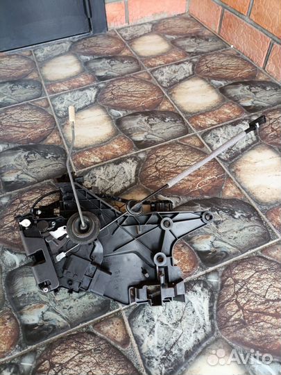 Volvo XC70 Замок задней левой двери