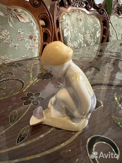 Фарфоровая статуэтка Девочка с корабликом