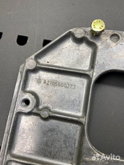 Кронштейн блока управления двигателем