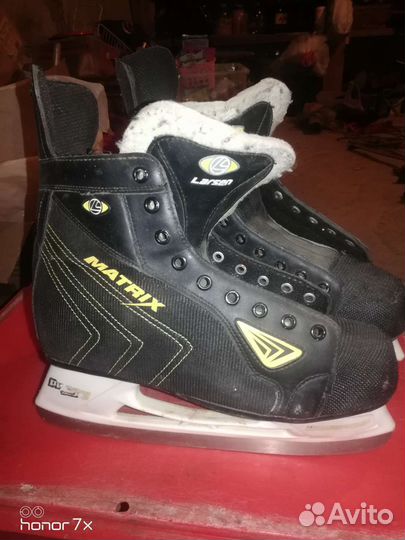 Мужские туфли и мужские коньки