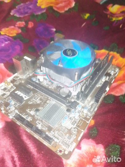 Материнская плата с процессором и памятью