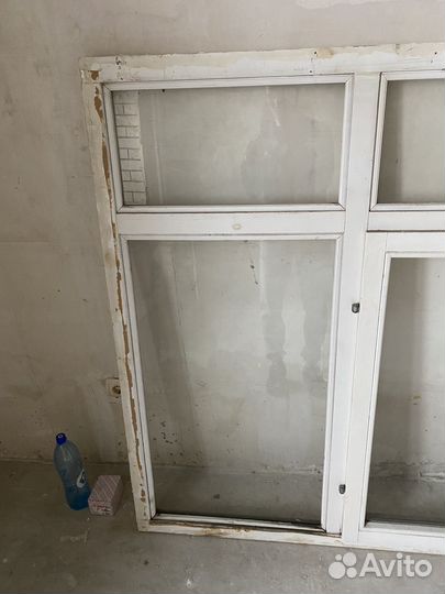 Пластиковые окна и дверь, деревянная оконная рама