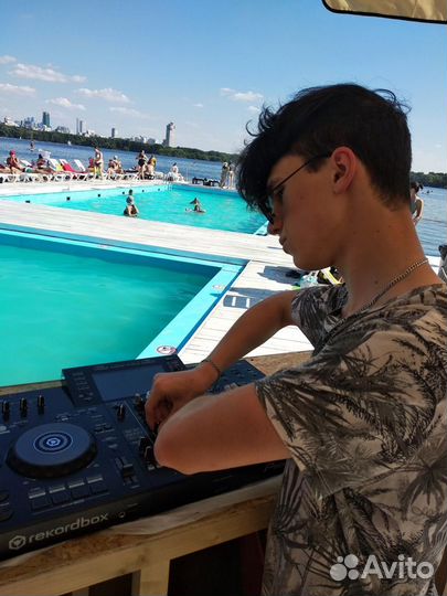 Диджей с профессиональным оборудованием