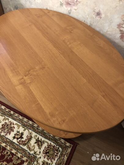 Журнальный столик на колесах овальный