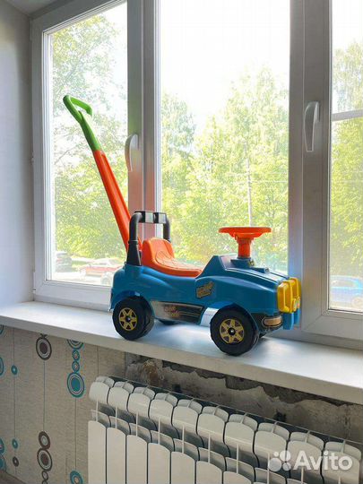 Машинка каталка с ручкой