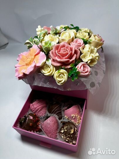 Клубника в шоколаде с цветами