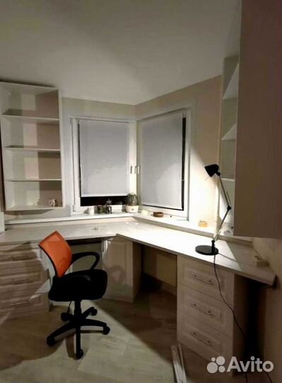 Рабочая зона в углу у окна