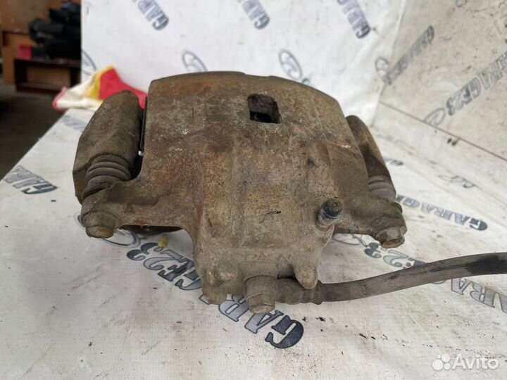 Суппорт правый передний Mitsubishi Outlander 1