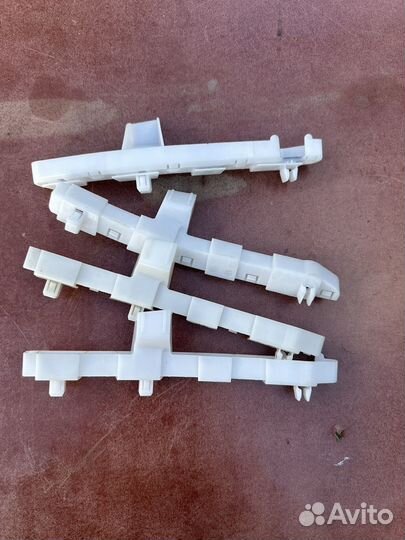 Кронштейн переднего бампера правый Ниссан Кашкай