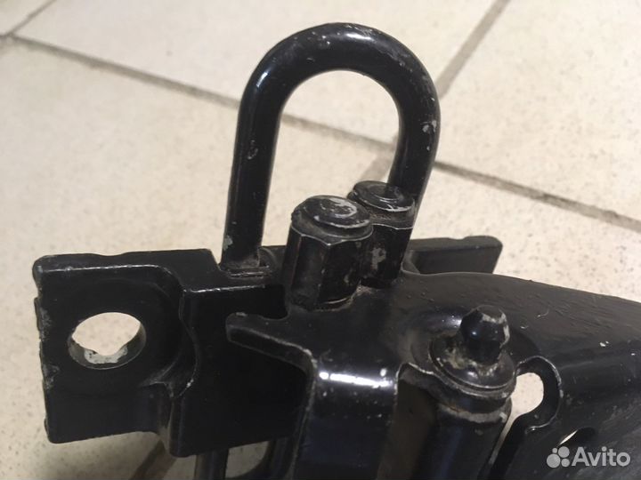 Петля нижняя передней правой двери Ауди 100/A6/S6