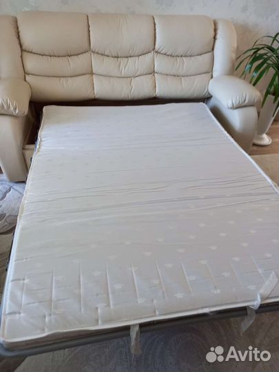 Кожаный диван