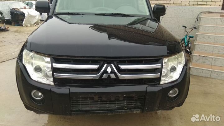 Капот на Mitsubishi Pajero