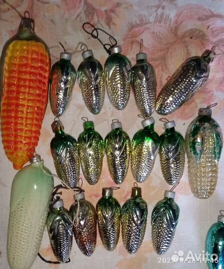 Елочные разные игрушки, овощи и фрукты