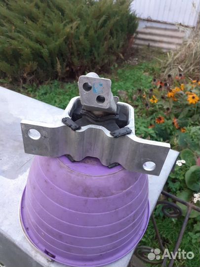 Правая верхняя подушка двигателя