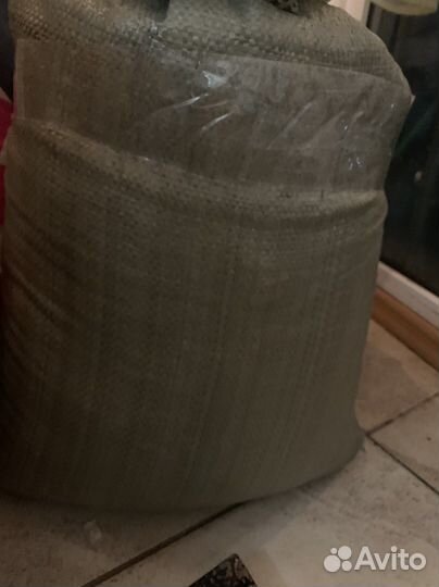 Сухие опилки в мешках