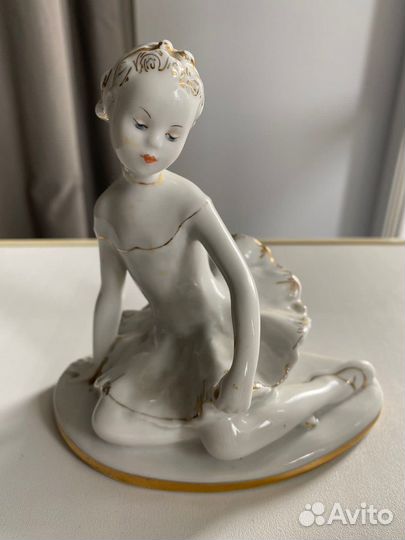 Фарфоровая статуэтка юная балерина