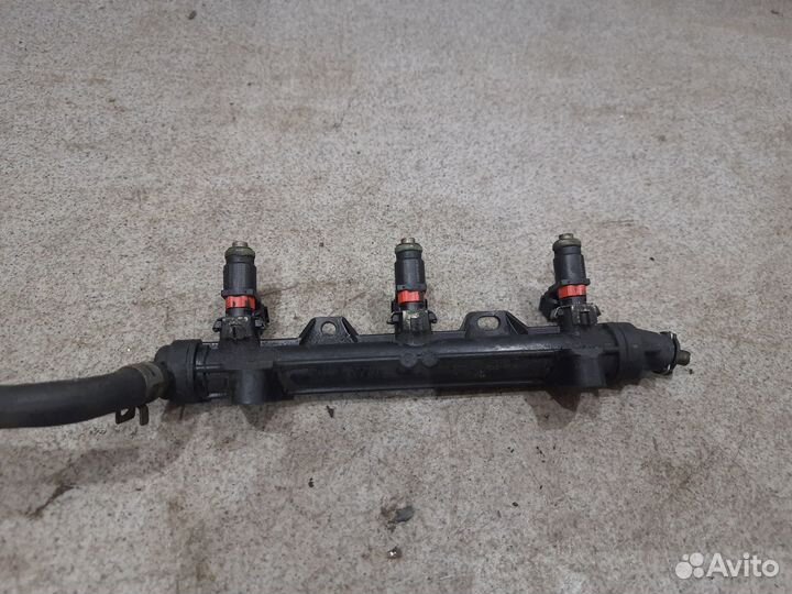 Топливная рампа в сборе для 1.2 CGP Skoda Rapid