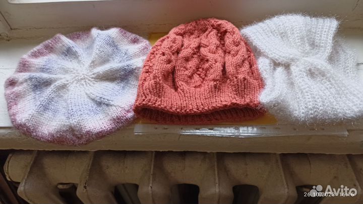 Повязка на голову и два берета