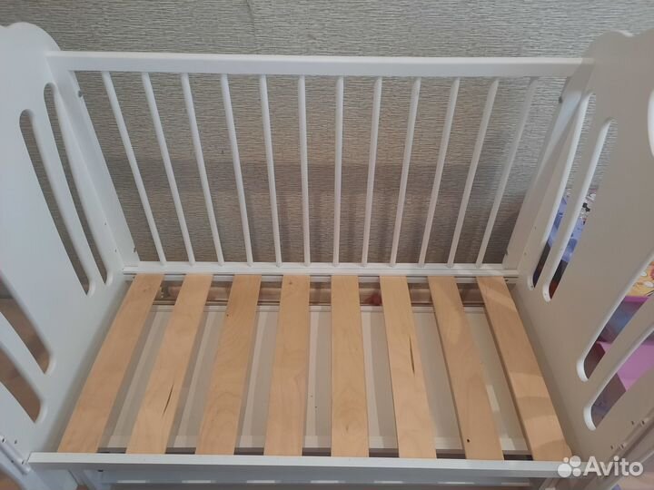 Детская кроватка с универсальным маятником