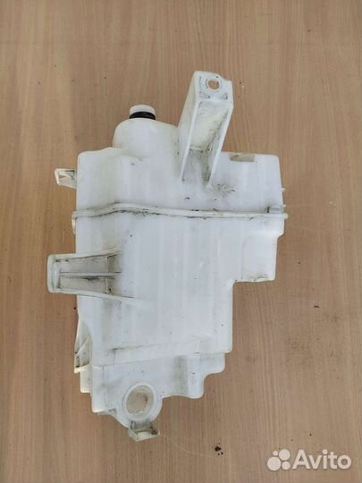 Toyota RAV 4 Бачок омывателя