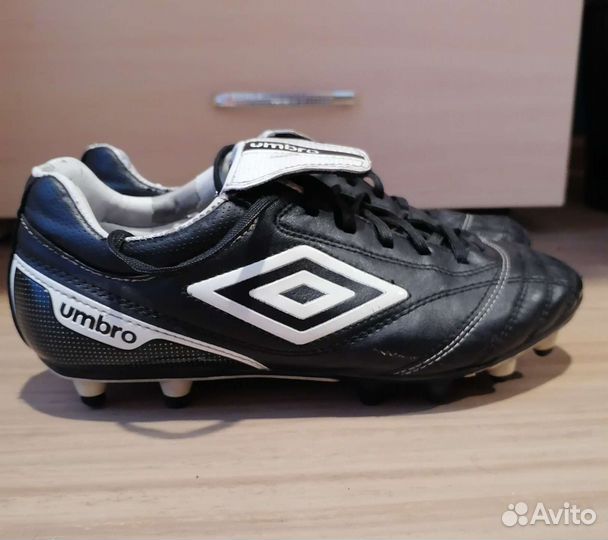 Футбольные бутсы Umbro кожаные, р-р 40 (25см)