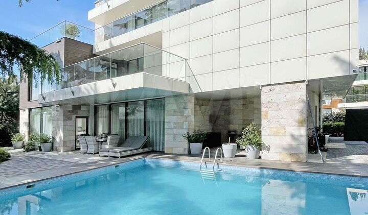 Дом 680 м² на участке 8,5 сот.