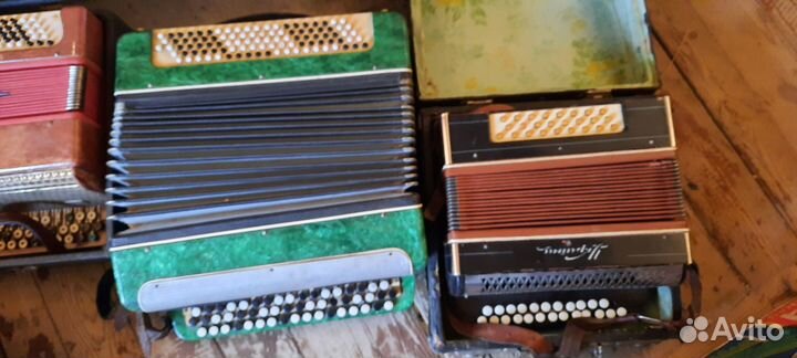 Гармони и баяны много,б/у