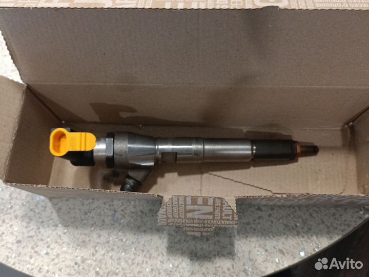 Форсунка двигателя дизель 1,5 DCI Рено Дастер