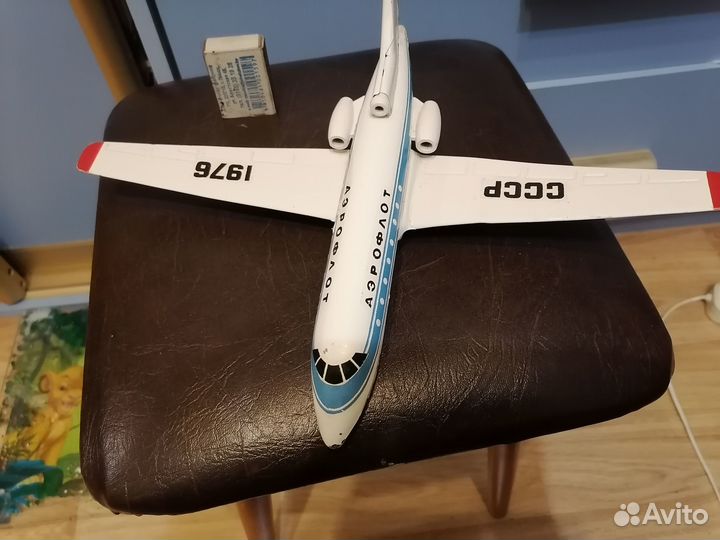 Модель-игрушка самолет як-40.1976г