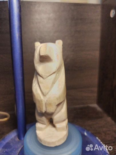 Статуэтка—медведь из липы, покрыт лаком