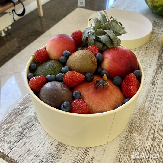 Набор экзотических фруктов (манго, ананасы, мараку