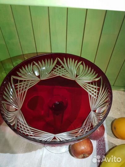 Огромная ваза на ножке цветной хрусталь