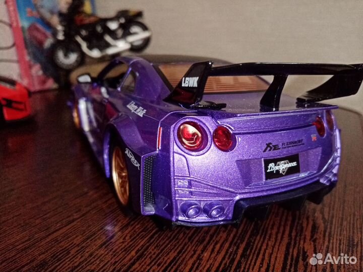 Развивающий автомобиль игрушка. Ниссан GTR