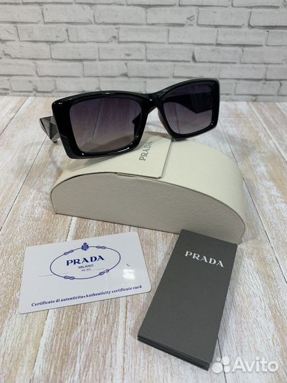 Солнцезащитные очки Prada
