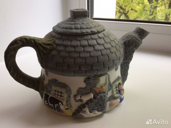 Чайник и сахарница