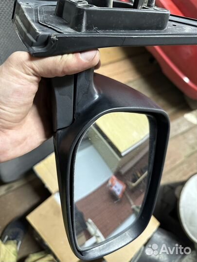 Продам правое зеркало на Тойота королла Е15