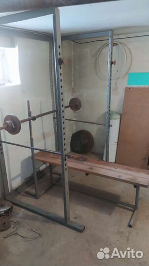 Скамья для жима лежа, штанга, тренажёр