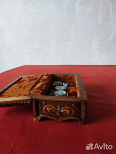 Деревянная шкатулка