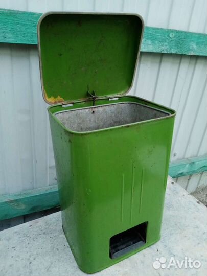 Ведро - контейнер с педалью. Железо