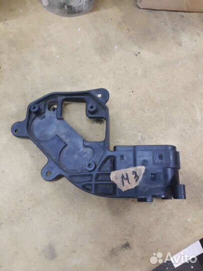 Мазда 3 корпус моторчика зеркала 13-19