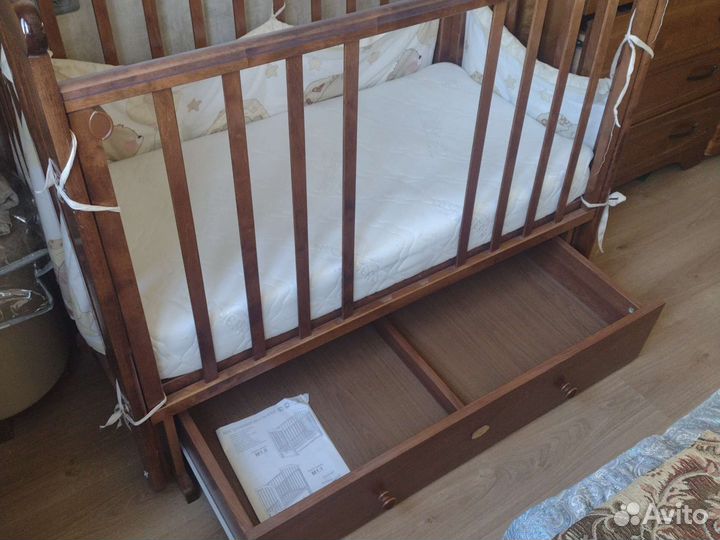 Детская кроватка с маятником Можга