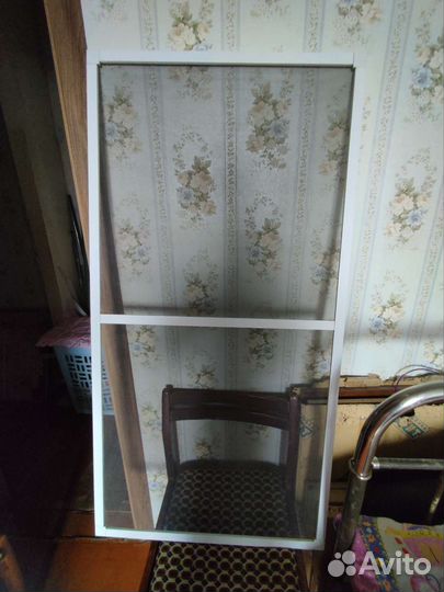 Москитные сетки на окно в белой раме