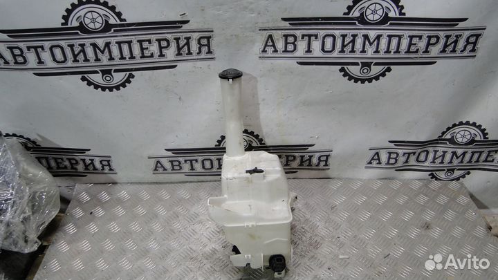 Бачок омывателя передний Toyota Sienna 2 2005 3.3